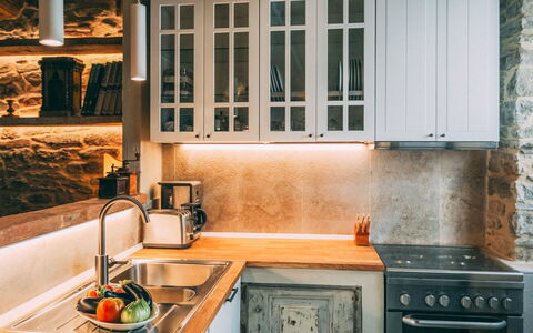 Casa San Valentino: Mostrador, Grifo, Propiedad, Gabinetes, Fregadero, Ventana, Lavabo, Cocina, Madera, Diseño De Interiores