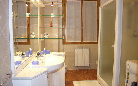 Villino Setteponti: Espejo, Grifo, Lavabo, Propiedad, Lavabo Del Baño, Arreglo De Tubería, Baño, Edificio, Púrpura, Diseño De Interiores