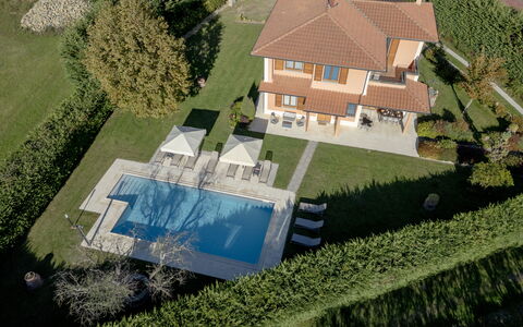 Villino Setteponti: Piscina, Barrio Residencial, Casa, Casa, Techo, Inmuebles, Recurso, Asentamientos Humanos, Césped, Villa