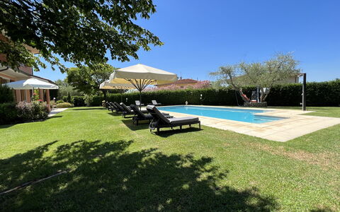 Villino Setteponti: Planta, Cielo, Sombra, Mueble Para Exteriores, Árbol, El Terreno Del Lote, Hierba, Ocio, Piscina, Paisaje