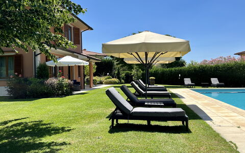 Villino Setteponti: Planta, Cielo, Edificio, Agua, Sofá, Sombra, Mueble Para Exteriores, Árbol, Ventana, Sunlounger