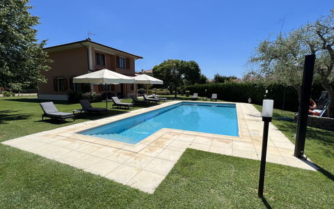 Villino Setteponti: Cielo, Agua, Planta, Piscina, Edificio, Árbol, Sombra, Hierba, Barrio Residencial, Rectángulo