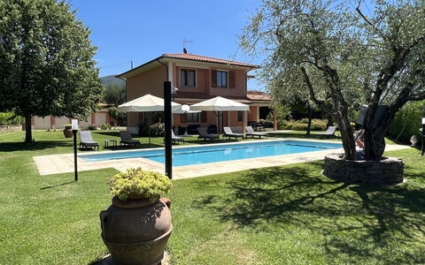 Villino Setteponti: Planta, Cielo, Agua, Propiedad, Edificio, Piscina, Árbol, Sombra, Maceta, Silla