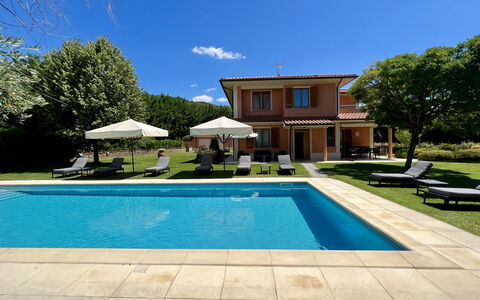 Villino Setteponti: Agua, Cielo, Planta, Propiedad, Piscina, Azur, Edificio, Sombra, Árbol, Arquitectura