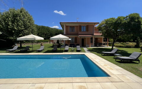 Villino Setteponti: Planta, Cielo, Propiedad, Agua, Piscina, Edificio, Azur, Sombra, Nube, Hierba