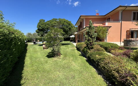 Villino Setteponti: Planta, Cielo, Propiedad, Edificio, Ventana, El Terreno Del Lote, Árbol, Vegetación, Casa, Nube