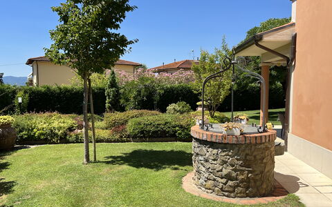 Villino Setteponti: Planta, Cielo, Edificio, Árbol, El Terreno Del Lote, Hierba, Casa, Arbusto, Paisaje, Barrio Residencial