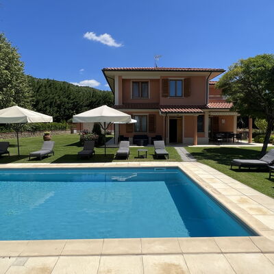 Villino Setteponti: Planta, Cielo, Propiedad, Agua, Piscina, Edificio, Azur, Sombra, Nube, Hierba