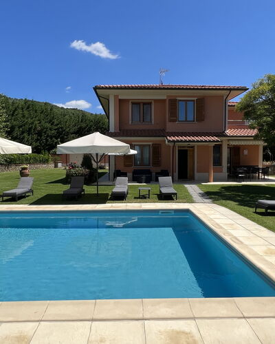 Villino Setteponti: Planta, Cielo, Propiedad, Agua, Piscina, Edificio, Azur, Sombra, Nube, Hierba