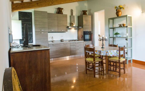 Villa Tavernacce: Mostrador, Propiedad, Gabinetes, Mesa, Mueble, Madera, Cocina, Diseño De Interiores, Aparato De Cocina, Silla