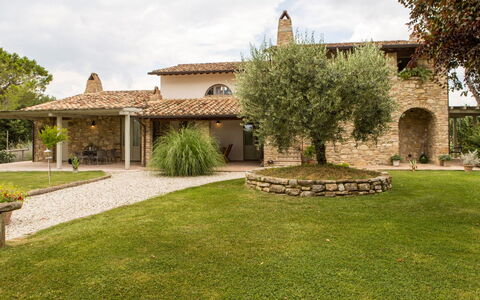 Villa Tavernacce: Planta, Cielo, Propiedad, Nube, Árbol, Edificio, El Terreno Del Lote, Casa, Hierba, Paisaje