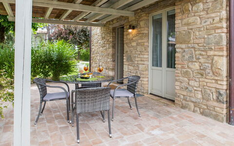 Villa Tavernacce: Mueble, Mesa, Planta, Edificio, Silla, Maceta, Ventana, Madera, Mesa Al Aire Libre, Diseño De Interiores