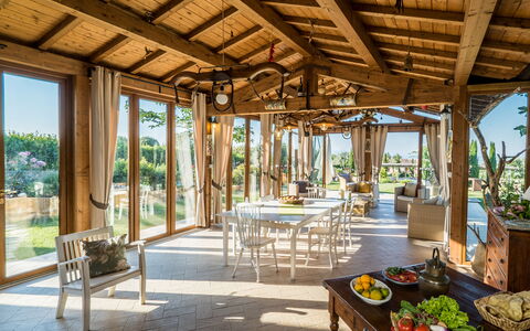 Villa i Colli: Mueble, Mesa, Planta, Madera, Diseño De Interiores, Sombra, Ocio, Bienes Raíces, Árbol, Piscina