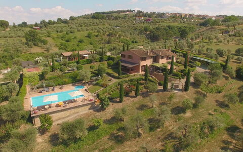 Villa i Colli: Planta, Cielo, Planta De La Comunidad, Nube, Ecorregión, Paisaje Natural, El Terreno Del Lote, Árbol, Edificio, Paisaje