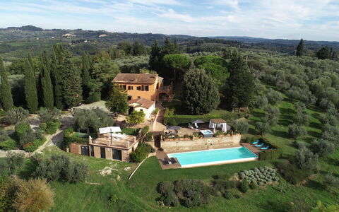 Villa Tresanti: Planta, Cielo, Nube, Edificio, Árbol, Ventana, El Terreno Del Lote, Paisaje Natural, Hierba, Paisaje