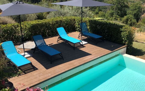 Villa Tresanti: Agua, Planta, Cielo, Mueble, Piscina, Árbol, Azur, Flor, Edificio, Mueble Para Exteriores