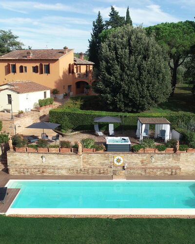 Villa Tresanti: Nube, Planta, Cielo, Propiedad, Edificio, Verde, Árbol, Agua, Piscina, Ventana