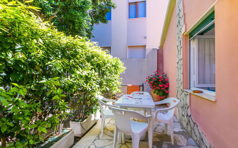 San Vincenzo 644: Yarda, Planta De Casa, Balcón, Patio