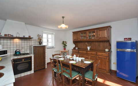 Villa Antelminelli: Propiedad, Mueble, Gabinetes, Mesa, Madera, Silla, Diseño De Interiores, Cocina, Edificio, Piso