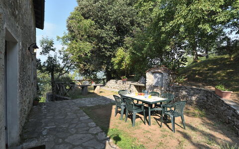 Villa Antelminelli: Planta, Mueble, Mesa, Cielo, Árbol, Silla, Mueble Para Exteriores, Sombra, Maceta, Edificio