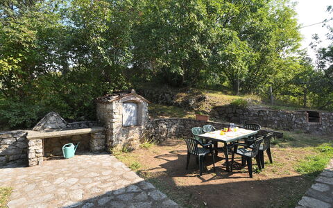 Villa Antelminelli: Planta, Planta De La Comunidad, Mueble, Mesa, Árbol, Sombra, Mueble Para Exteriores, Mesa Al Aire Libre, Silla, Cocina Y Comedor Mesa