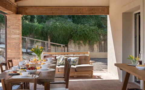 Villa Noemi: Mesa, Mueble, Planta, Silla, Edificio, Sombra, Madera, Encendiendo, Diseño De Interiores, Arquitectura