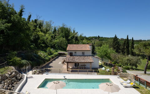 Villa Noemi: Planta, Cielo, Árbol, Edificio, Paisaje, Piscina, Ocio, Techo, Diseño Urbano, Casa