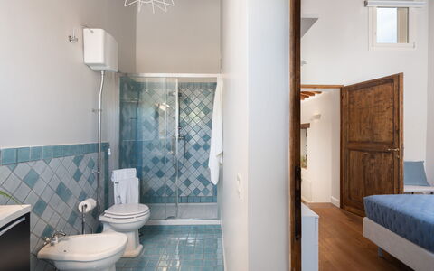 Villa Noemi: Lavabo, Arreglo De Tubería, Azur, Espejo, Baño, Edificio, Arquitectura, Comodidad, Diseño De Interiores, Suelo