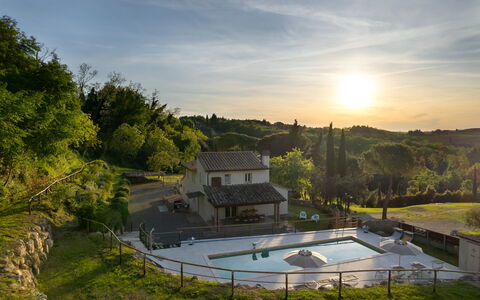 Villa Noemi: Cielo, Nube, Propiedad, Planta, Árbol, Edificio, Paisaje, Diseño Urbano, Bienes Raíces, Hierba