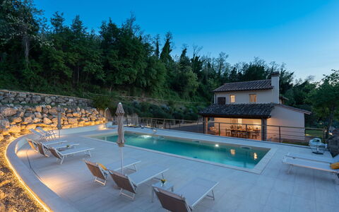 Villa Noemi: Agua, Cielo, Propiedad, Piscina, Azur, Mueble Para Exteriores, Cuerpo De Agua, Silla, Árbol, Sunlounger