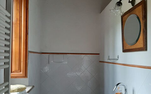 Casa Banditello: Espejo, Marrón, Arreglo De Tubería, Edificio, Propiedad, Grifo, Lavabo, Baño, Púrpura