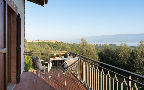 Residenza la Casuccia: Cielo, Madera, Edificio, Árbol, Porche, Cabaña, Bienes Raíces, Cerca, Paisaje, Ocio