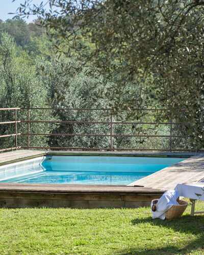 Residenza la Casuccia: Agua, Planta, Piscina, Sombra, Ocio, Hierba, Material Compuesto, Paisaje, Madera, Rectángulo