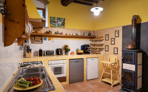 Villa La Vigna: Propiedad, Gabinetes, Mostrador, Edificio, Marco, Aparato De Cocina, Madera, Cocina, Electrodoméstico, Diseño De Interiores