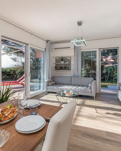 Villa Marzia Mare & Golf: Mesa, Mueble, Propiedad, Sofá, Madera, Grifo, Diseño De Interiores, Lavabo, Mostrador, Suelo