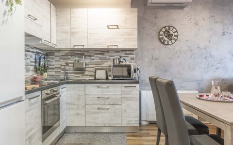 Florence Suite Apartment: Gabinetes, Mueble, Mesa, Mostrador, Edificio, Madera, Cocina, Estufa De Cocina, Diseño De Interiores, Fregadero