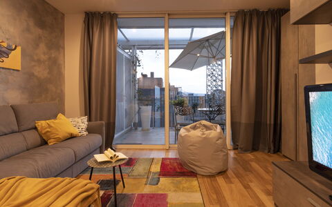 Florence Suite Apartment: Sofá, Mesa, Mueble, Propiedad, Comodidad, Edificio, Madera, Diseño De Interiores, Sombra, Cortina