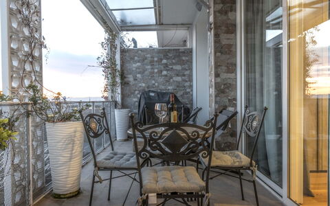 Florence Suite Apartment: Propiedad, Mueble, Silla, Diseño De Interiores, Madera, Edificio, Planta, Casa, Cielo, Mesa