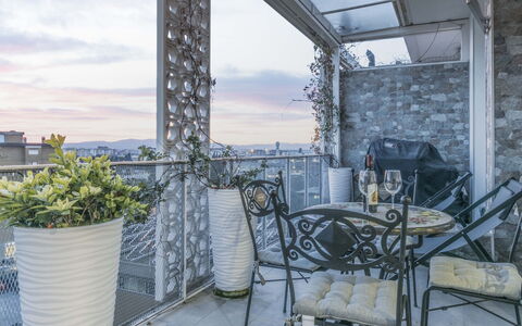 Florence Suite Apartment: Planta, Cielo, Nube, Edificio, Diseño De Interiores, Arquitectura, Maceta, Silla, Ventana, Bienes Raíces