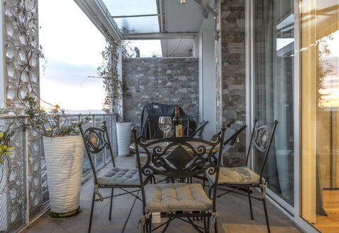 Florence Suite Apartment: Propiedad, Mueble, Silla, Diseño De Interiores, Madera, Edificio, Planta, Casa, Cielo, Mesa