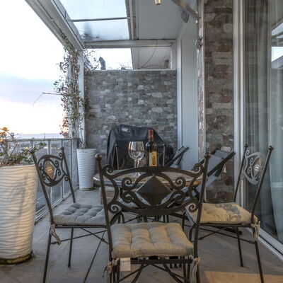 Florence Suite Apartment: Propiedad, Mueble, Silla, Diseño De Interiores, Madera, Edificio, Planta, Casa, Cielo, Mesa