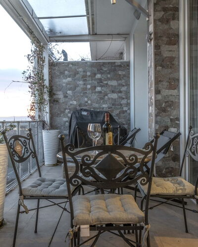 Florence Suite Apartment: Propiedad, Mueble, Silla, Diseño De Interiores, Madera, Edificio, Planta, Casa, Cielo, Mesa