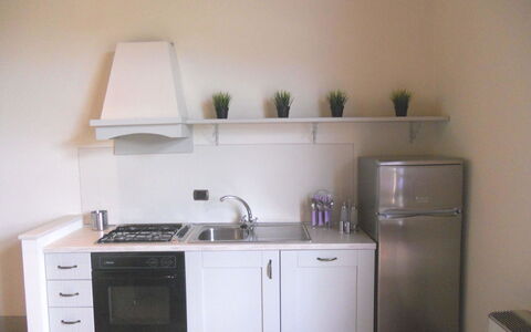 Orangerie Degli Ulivi: Gabinetes, Fregadero, Aparato De Cocina, Mostrador, Lavabo, Estufa De Cocina, Edificio, Cocina, Electrodoméstico, Encendiendo