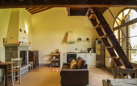 Orangerie Degli Ulivi: Propiedad, Sofá, Madera, Sala, Diseño De Interiores, Suelo, Piso, Librero, Haz, Edificio