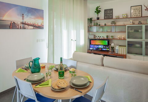 Apartment Serena - Levanto: Mesa, Mueble, Propiedad, Sofá, Azur, Diseño De Interiores, Estante, Arquitectura, Marco, Vajilla