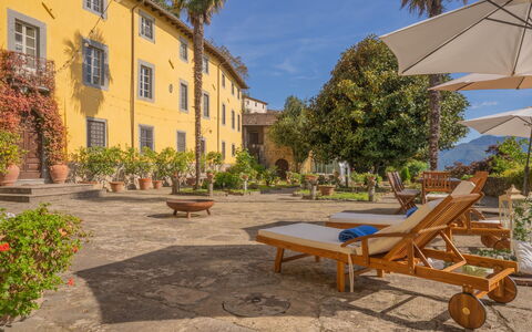 Villa In Garfagnana: Planta, Mueble, Edificio, Cielo, Ventana, Azur, Banco Al Aire Libre, Mueble Para Exteriores, Sombra, Árbol