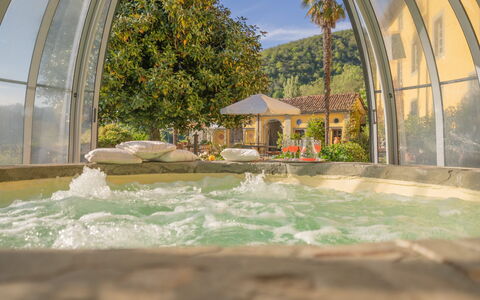 Villa In Garfagnana: Agua, Planta, Propiedad, Cielo, Naturaleza, Edificio, Sombra, Árbol, Biome, Ocio