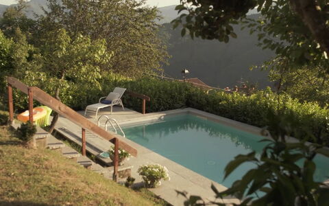 Villa In Garfagnana: Agua, Planta, Piscina, Cuerpo De Agua, Mueble Para Exteriores, Árbol, Silla, Hierba, Paisaje, Ocio
