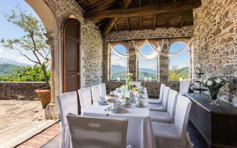 Villa In Garfagnana: Planta, Mesa, Propiedad, Mueble, Vajilla, Silla, Planta De Casa, Edificio, Diseño De Interiores, Cielo