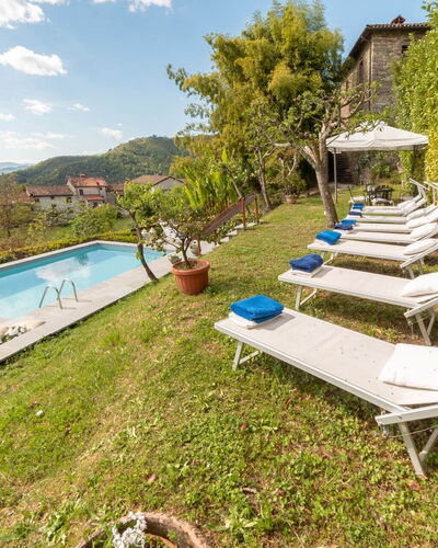 Villa In Garfagnana: Planta, Cielo, Agua, Nube, Piscina, Mueble Para Exteriores, Paisaje Natural, Árbol, Arquitectura, Ocio